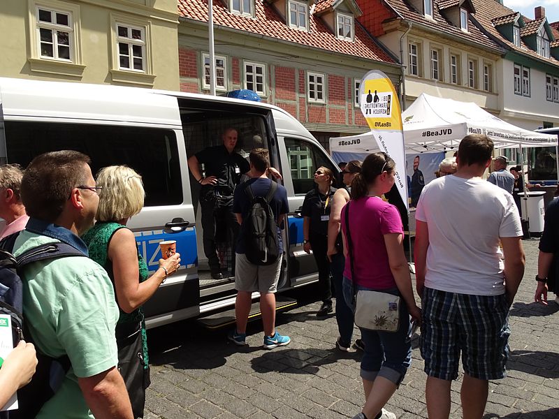 Besucher sehen sich den Zellengefangenentransportwagen an