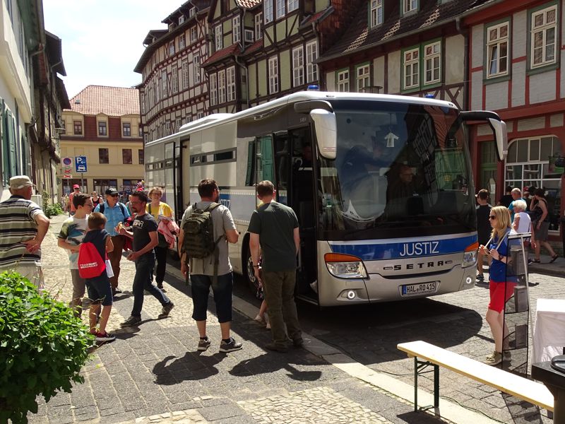 Besucher bei der Besichtigung des Gefangenentransportbusses